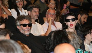 De la mano: las fotos de la llegada de Sofía Gala y Fito Páez al homenaje a Moria Casán en el Palacio Libertad