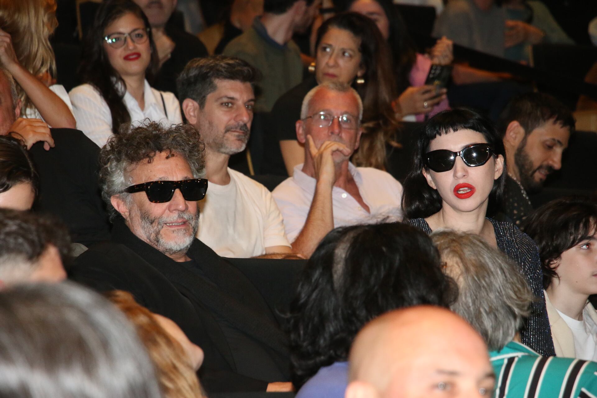 Fito Páez y Sofía Gala, espectadores de lujo del homenaje a Moria Casán en el Palacio Libertad. (Foto: Movilpress)