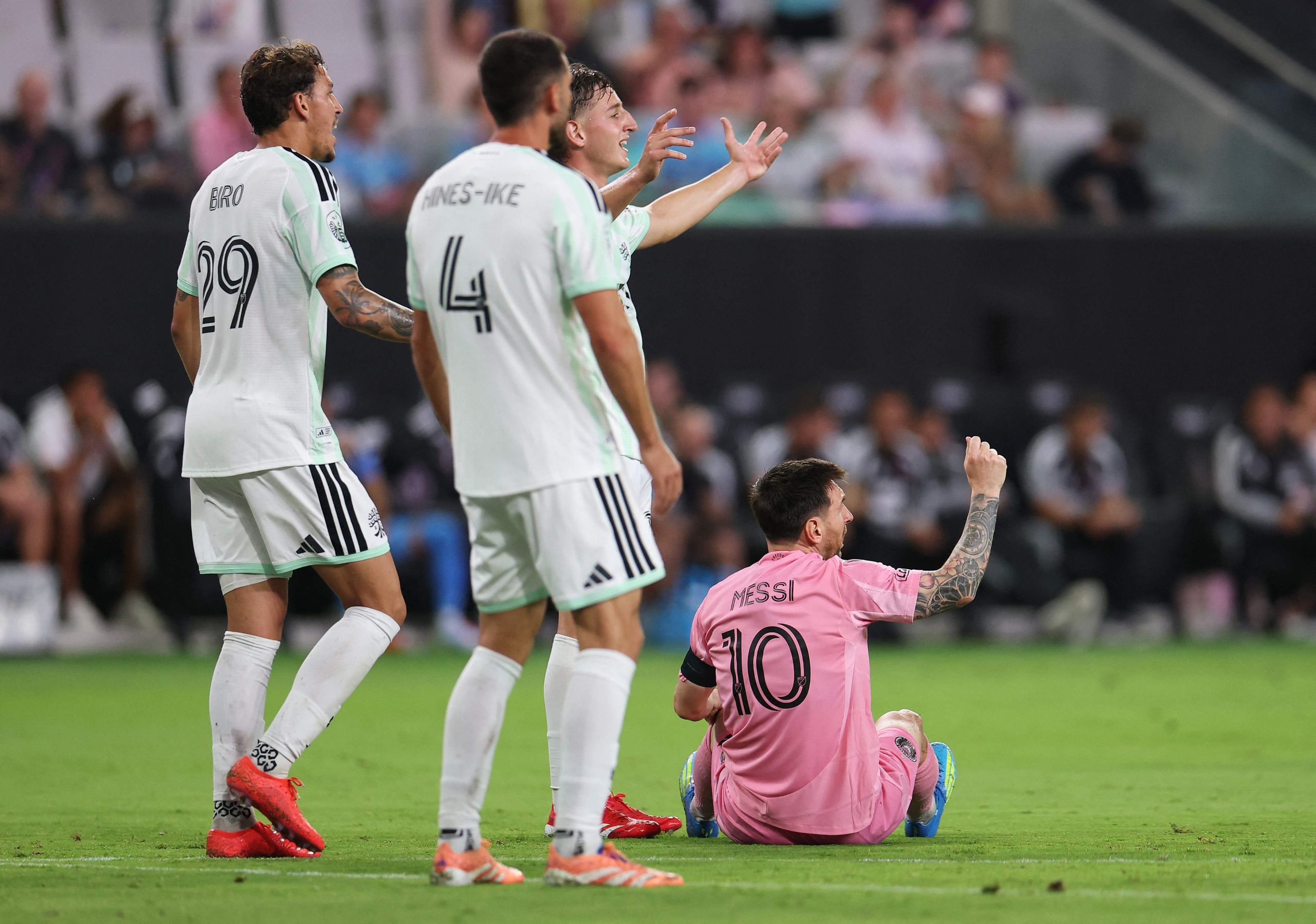 Falta y tiro libre para Messi