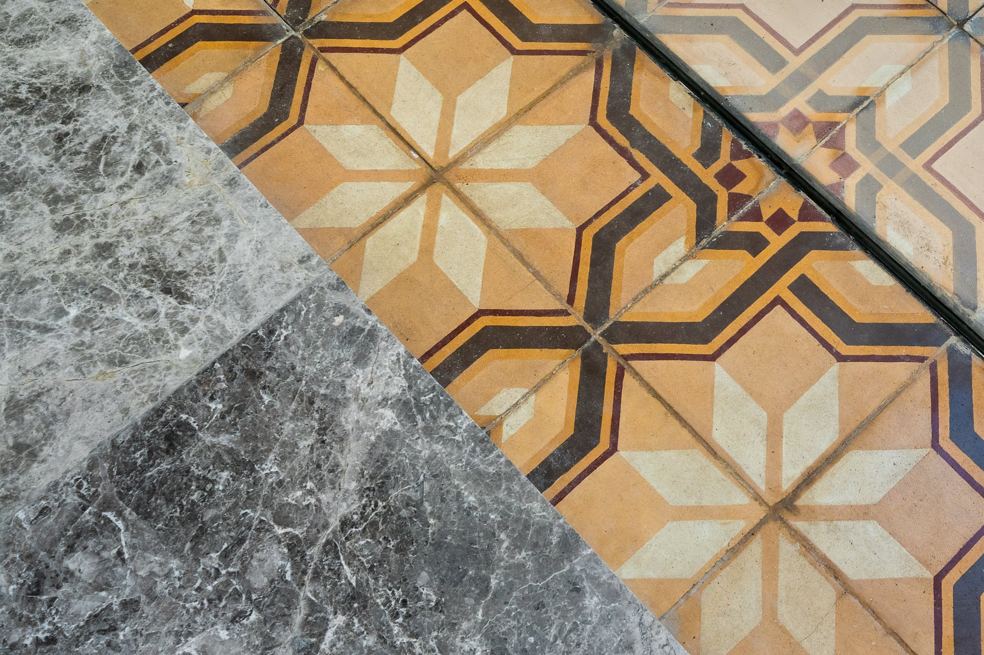 Se mantuvieron los pisos centenarios con baldosas originales de Savona, en Liguria, Italia