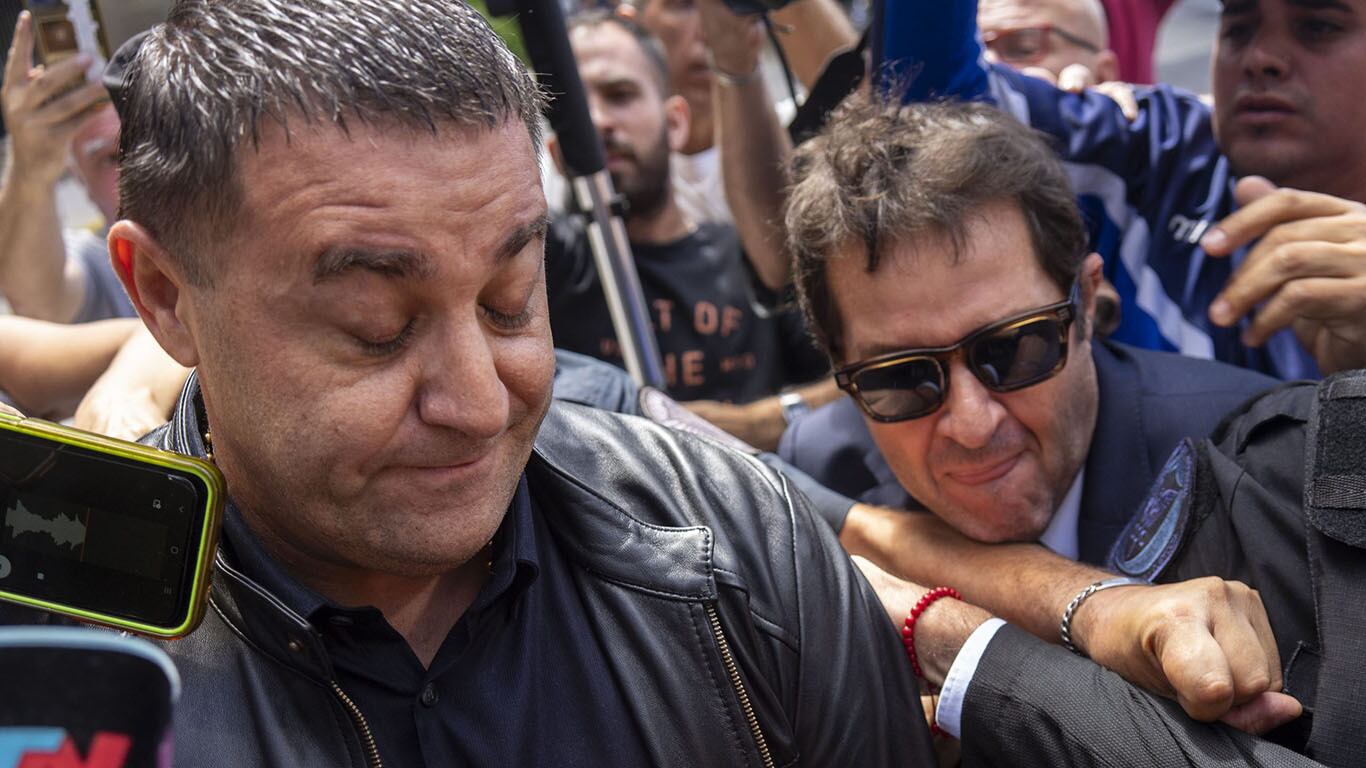 El tesorero de la AFA, Pablo Toviggino, en su salida de Tribunales de Retiro previo a la indagatoria por presunta evasión. (Foto: NA - Daniel Vides)
