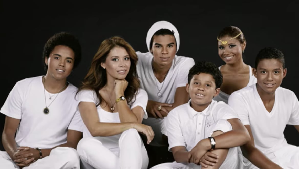 Alejandra Genevieve Oaziaza es madre de cinco hijos: Genevieve y Randy Jackson Jr., de su relación con Randy Jackson; Jaafar y Jermajesty, de su matrimonio con Jermaine Jackson; y Donte, a quien también crio como parte de la familia Jackson