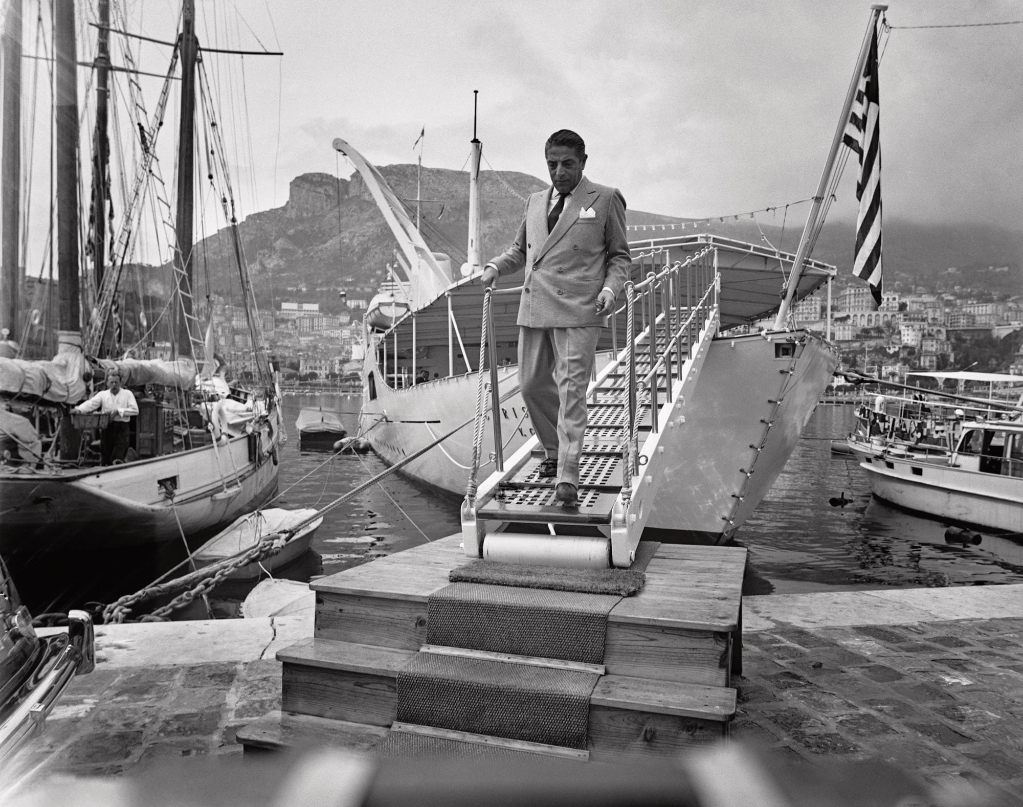 El magnate naviero Aristóteles Onassis llega a Mónaco para asistir a la boda del siglo