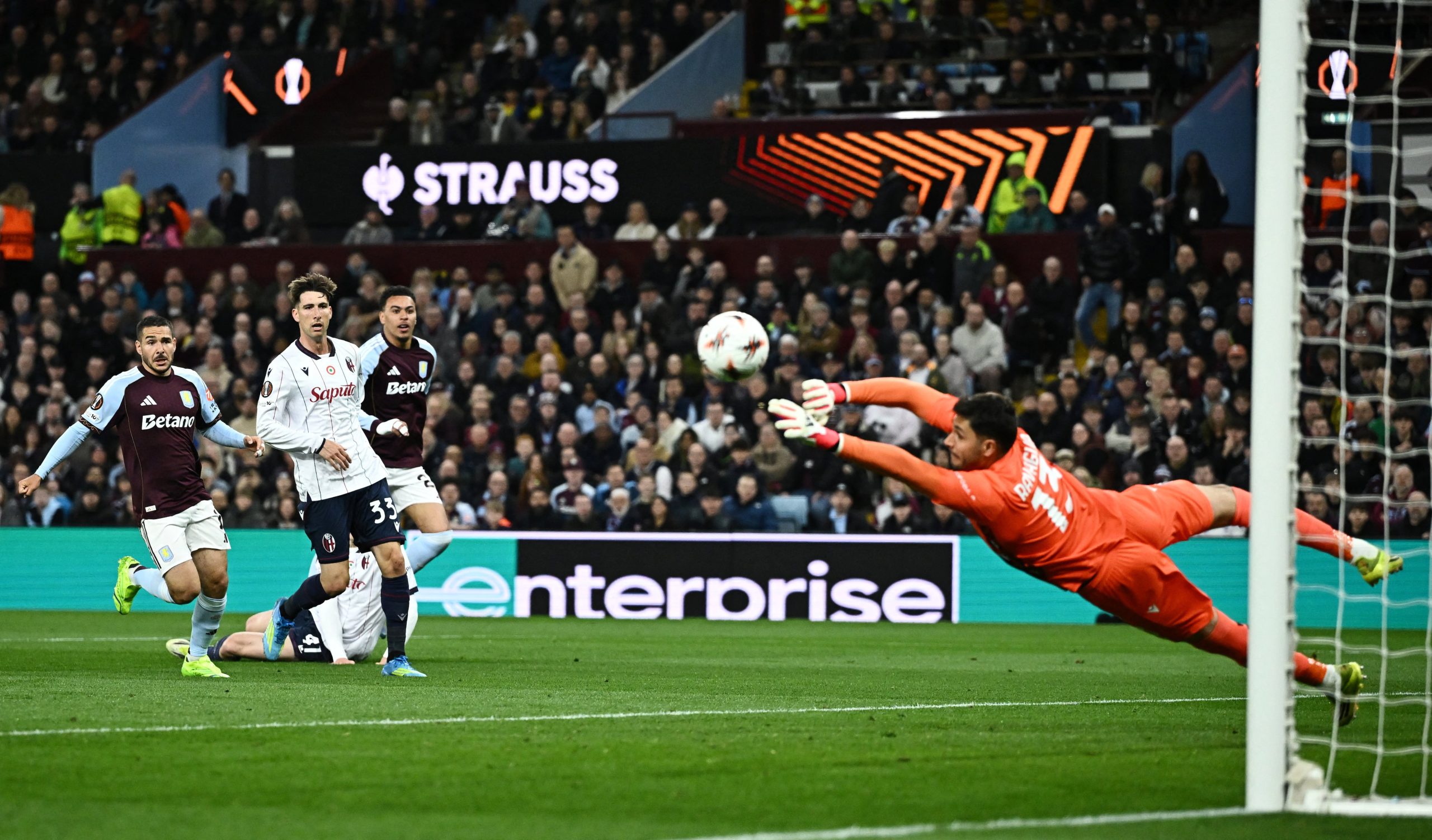 Aston Villa vs Bologna por los cuartos de final de la UEFA Europa League del 2026.