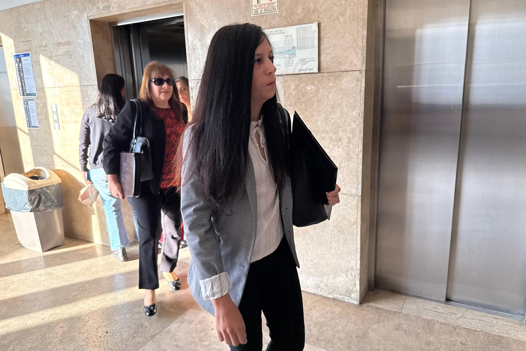 Victoria Cancio llega a los tribunales de Comodoro Py para declarar en la causa por el préstamo de cien mil dólares a Manuel Adorni