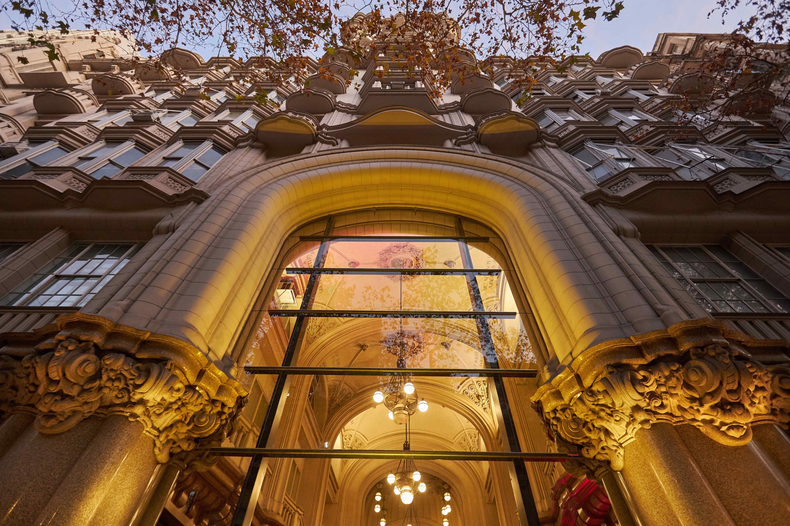 Está sobre la Avenida de Mayo y fue inspirado en la Divina Comedia