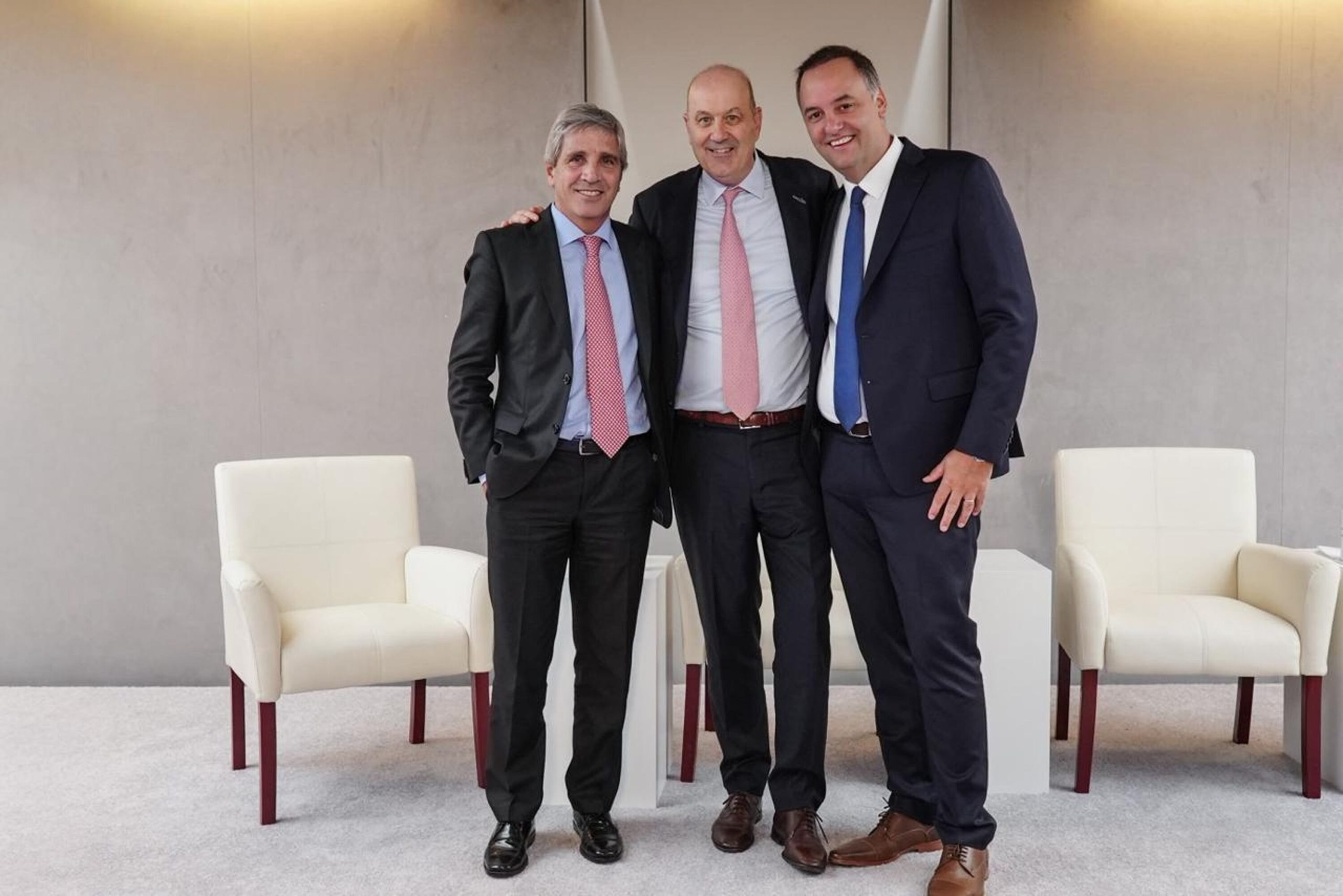 Luis Caputo junto al jefe de Gabinete, Manuel Adorni, y el ministro de Desregulación, Federico Sturzennegger