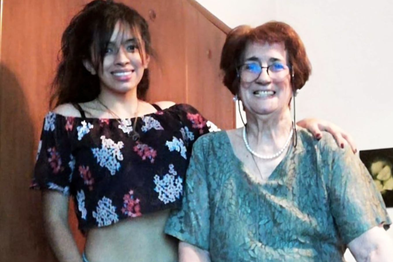 Con Tere, su abuela postiza