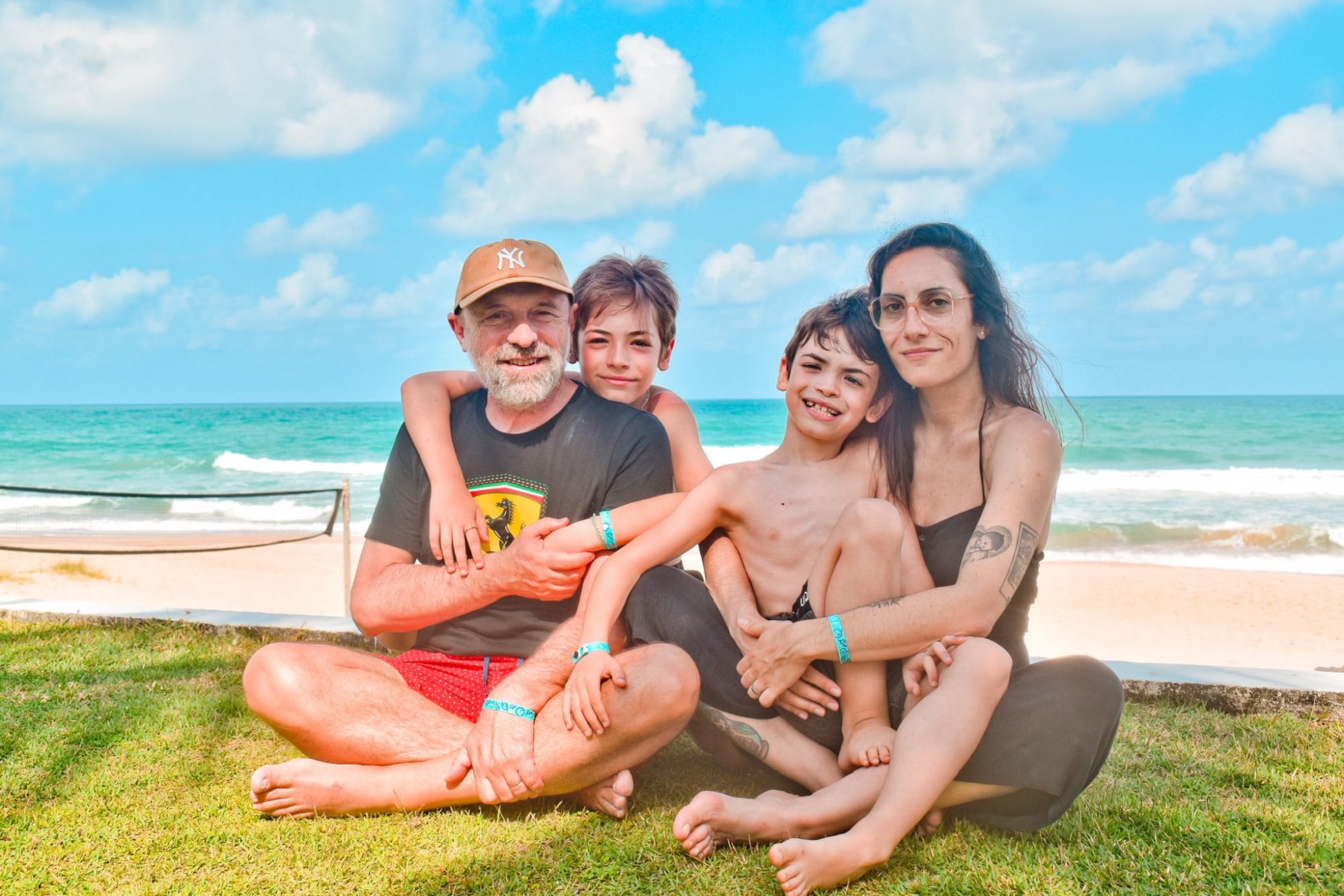 Irene, junto a su marido y sus hijos.