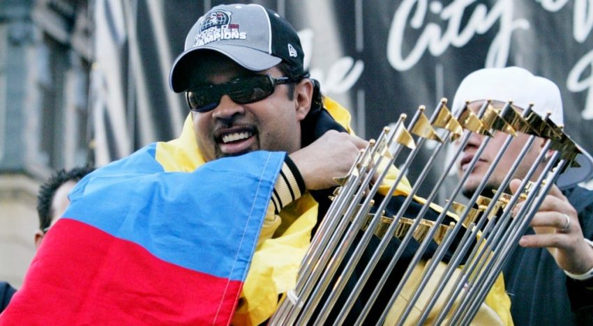En Chicago: el venezolano Ozzie Guillén rompió en llanto en vivo al enterarse de que los White Sox retirarán su número