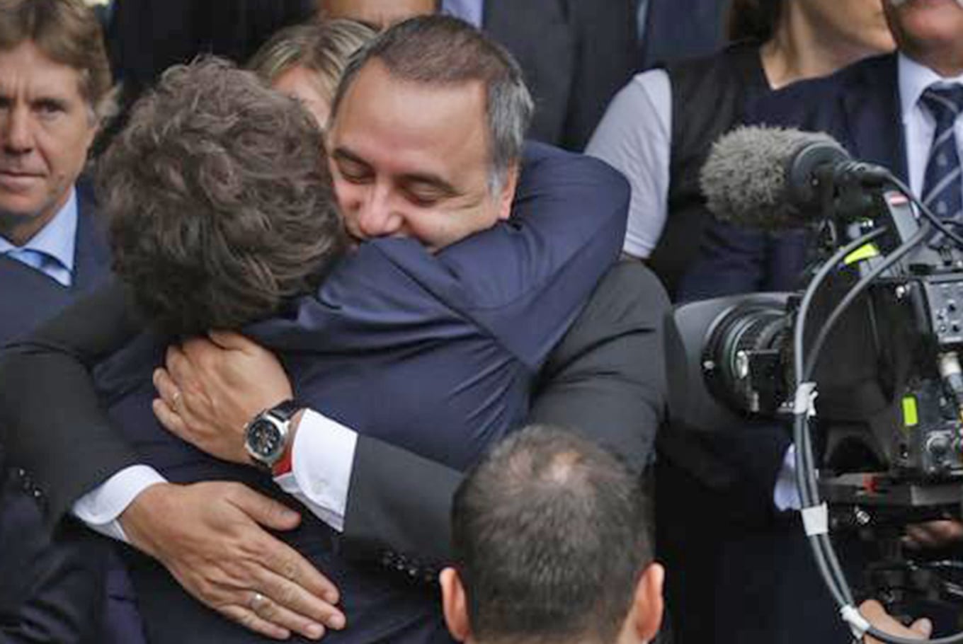 El abrazo entre Javier Milei y Manuel Adorni