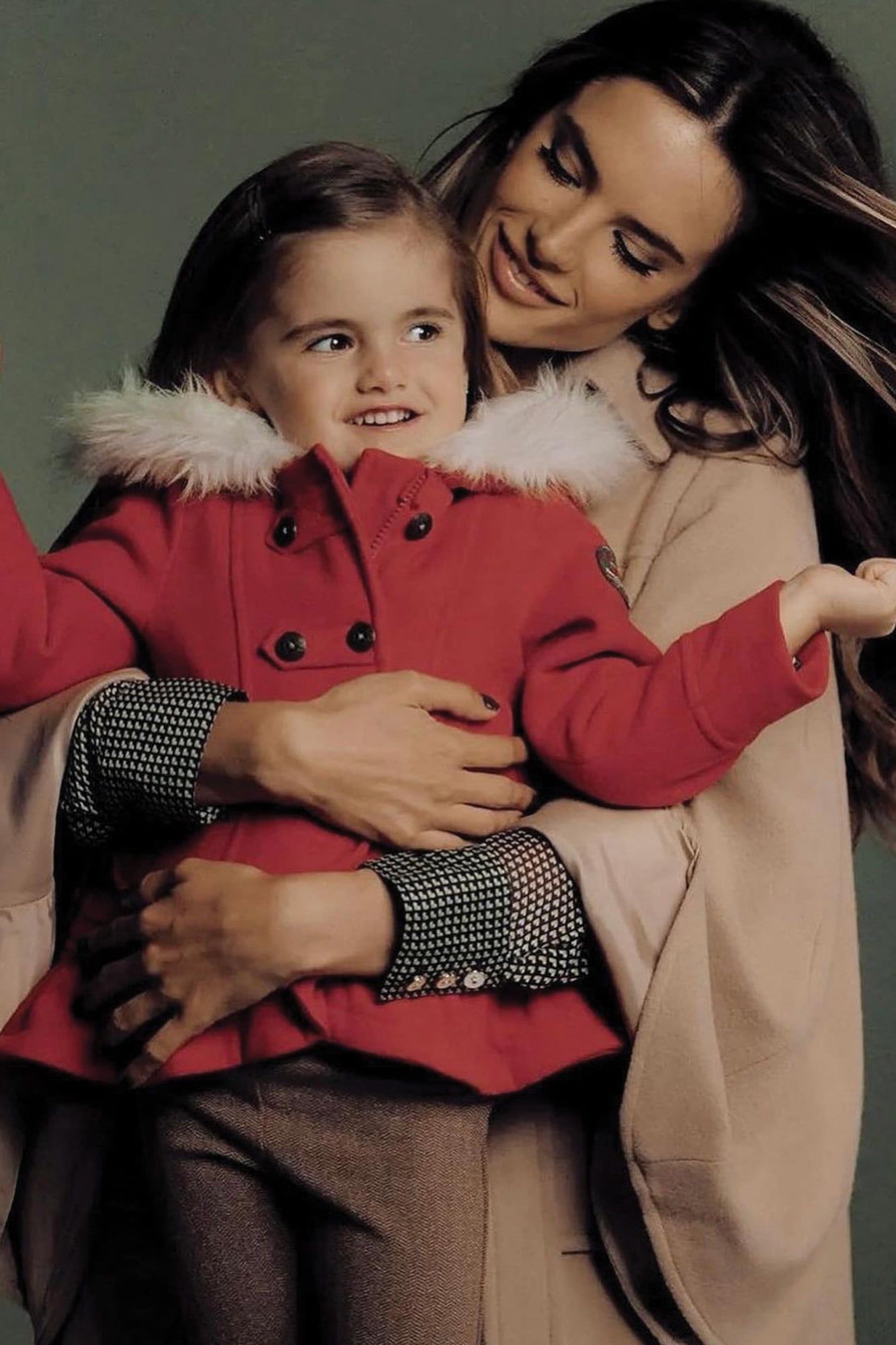 Anja, a sus 4 años, en una publicidad para London Fog junto a su famosa mamá