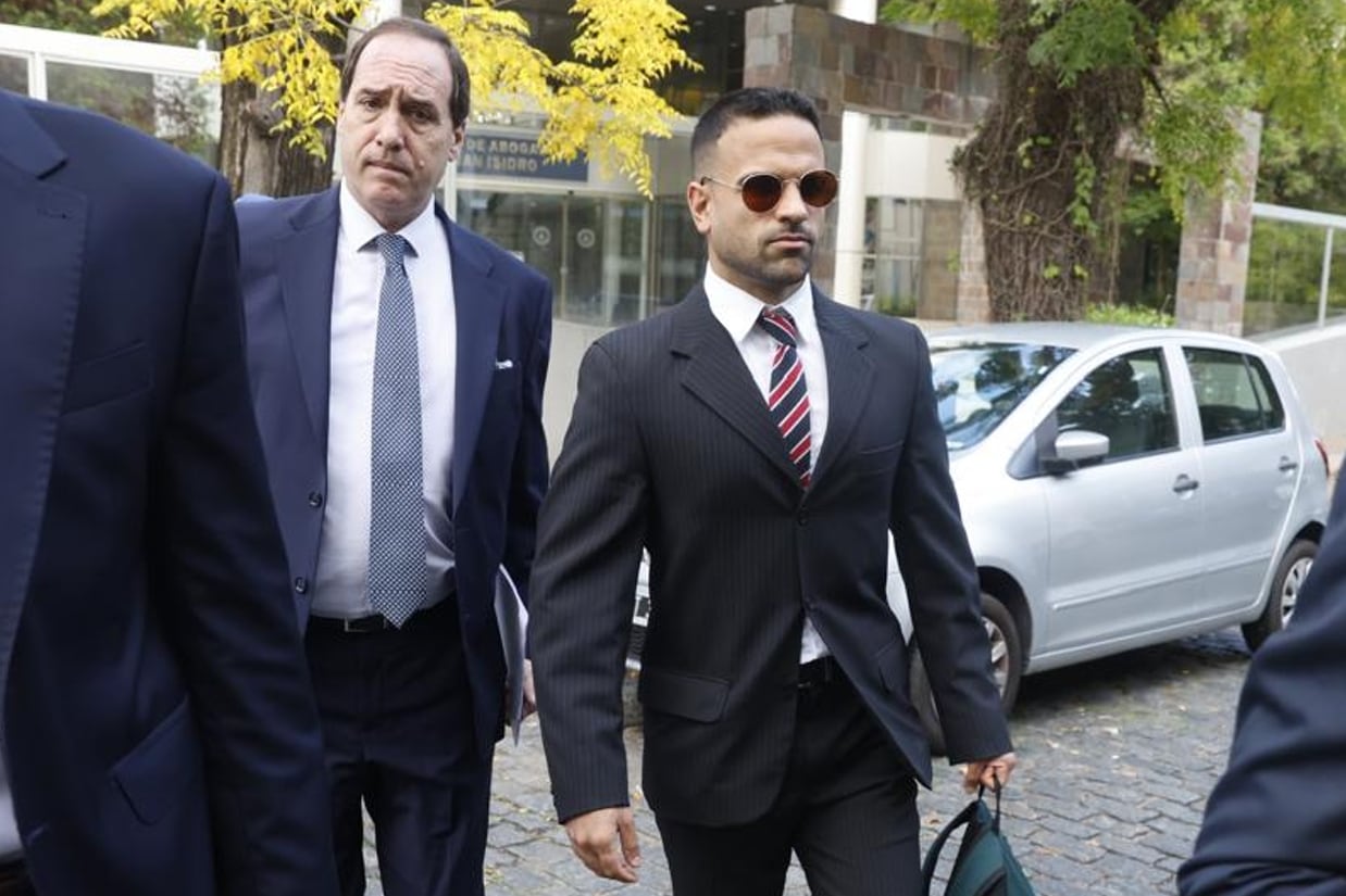 El psicólogo Carlos Díaz (con anteojos de sol) al llegar a los tribunales de San Isidro