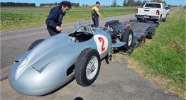 Video: probaron en la ruta el “auto de Fangio” que Colapinto manejará durante su exhibición en Buenos Aires