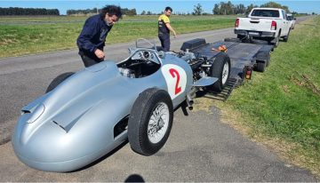 Video: probaron en la ruta el “auto de Fangio” que Colapinto manejará durante su exhibición en Buenos Aires