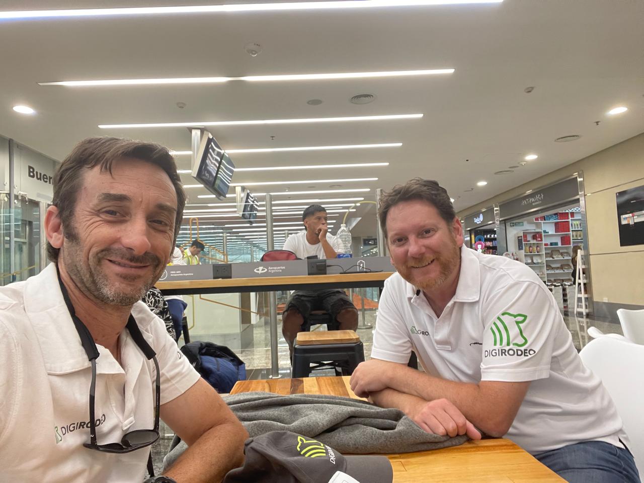 Iturriaga (izq), junto a Fernando Díaz Offeney son los creadores de DigiRodeo (Foto: instagram/digi_rodeo)