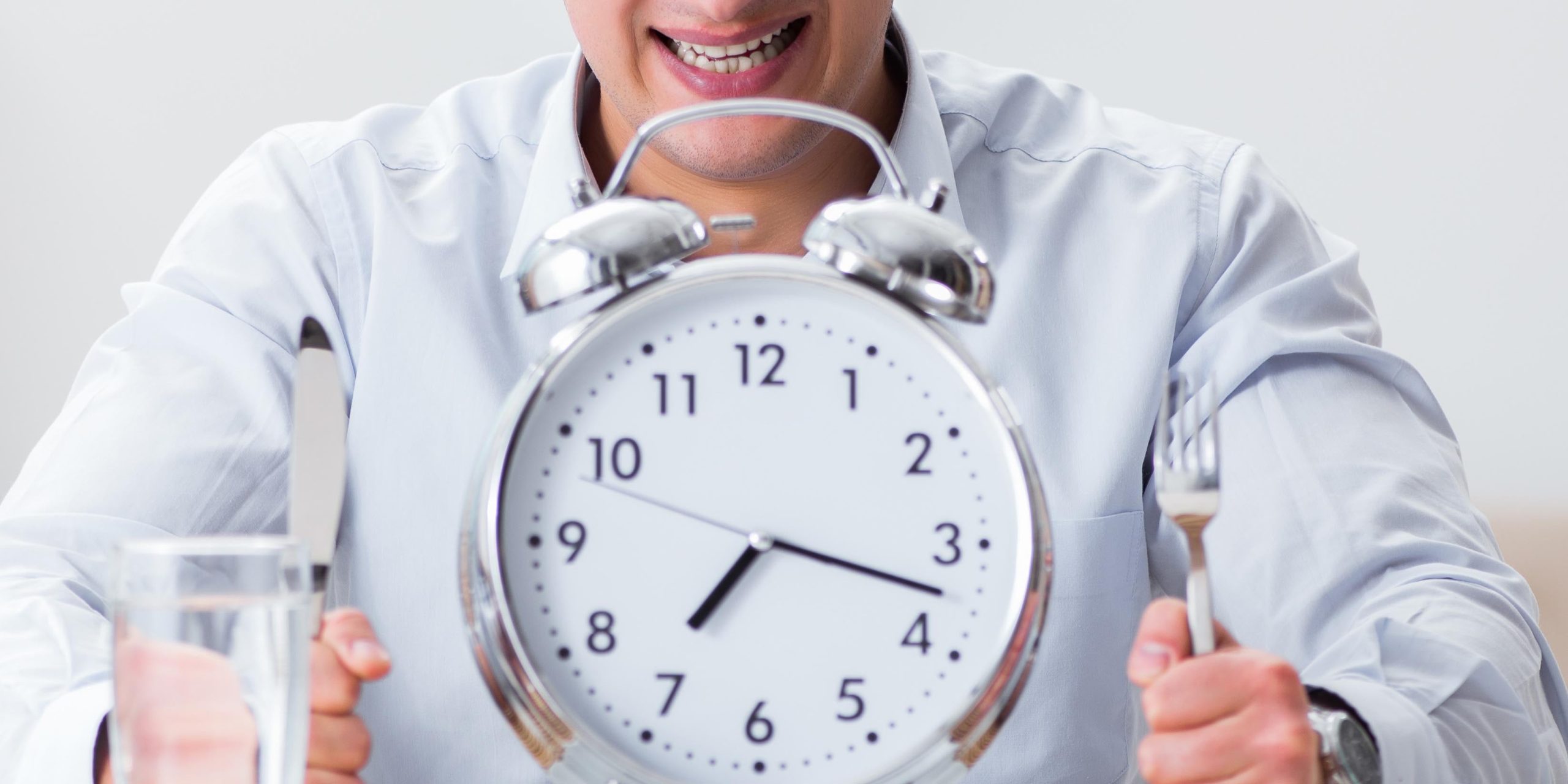 El horario en el que comemos también influye en la longevidad. (Foto: Adobe Stock)