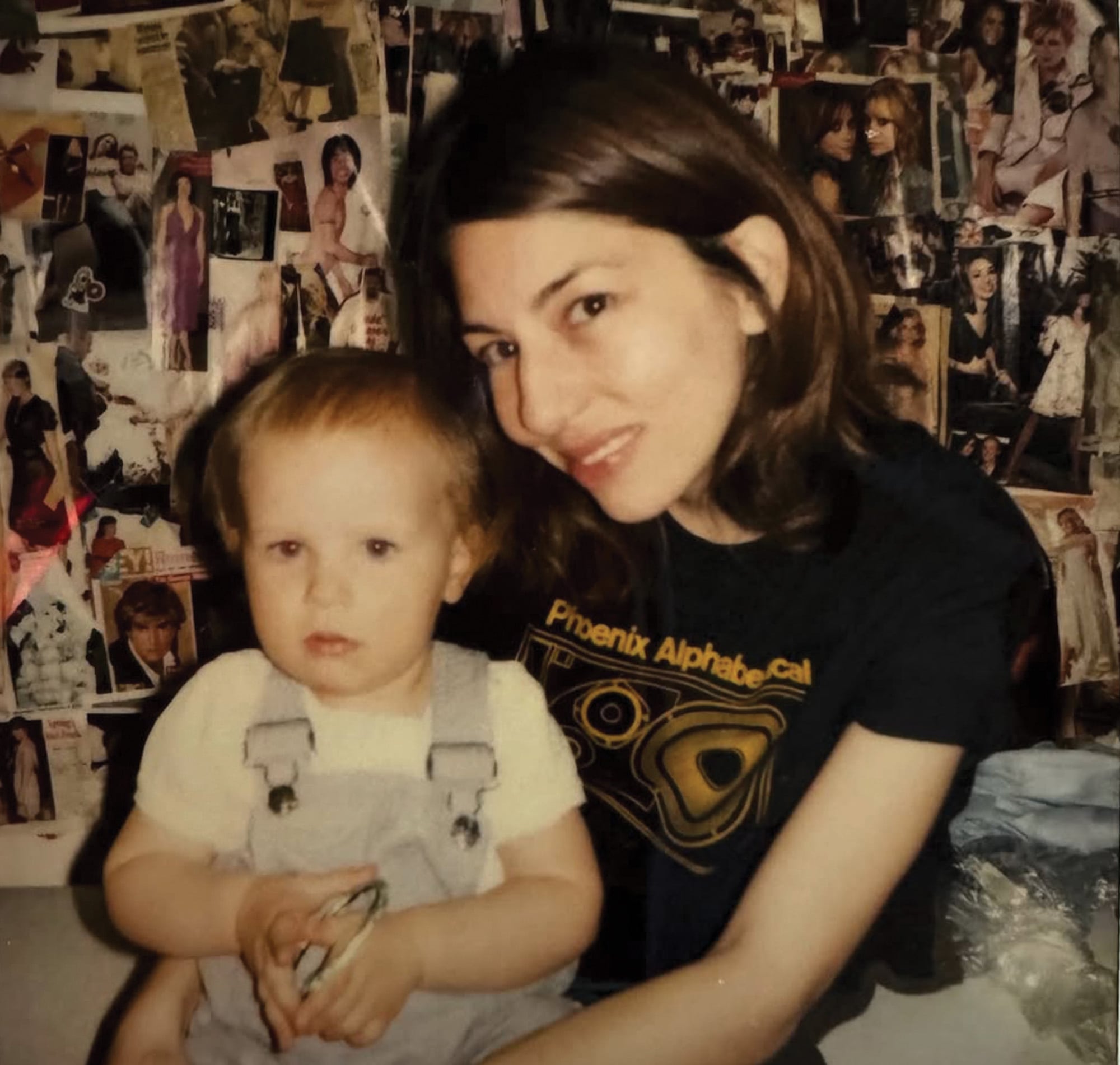 Una tierna postal de bebé junto a su madre