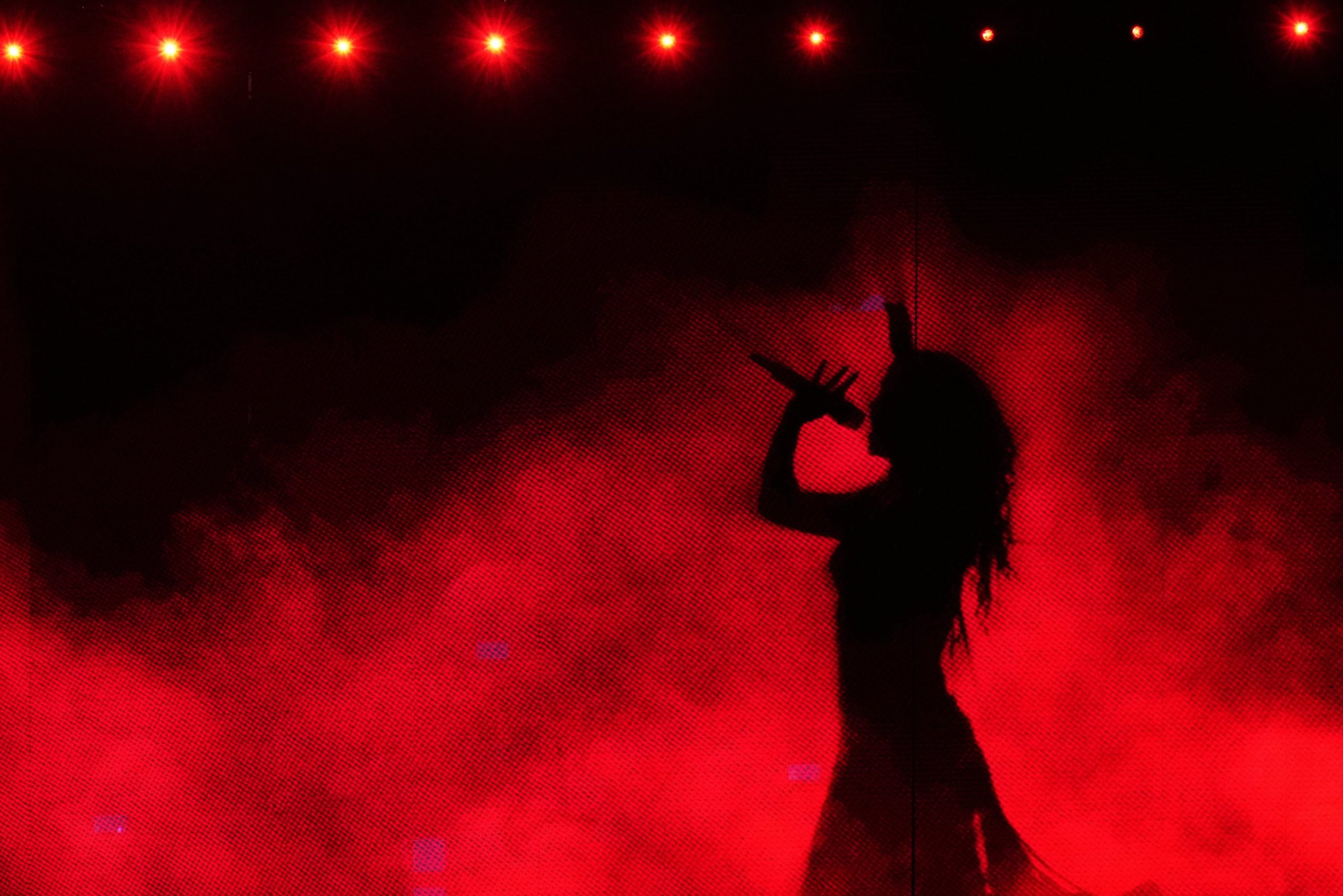 ARCHIVO - La estrella del pop colombiana Shakira se presenta en el Zócalo de la Ciudad de México el 1 de marzo de 2026. (Foto AP/Marco Ugarte, archivo)