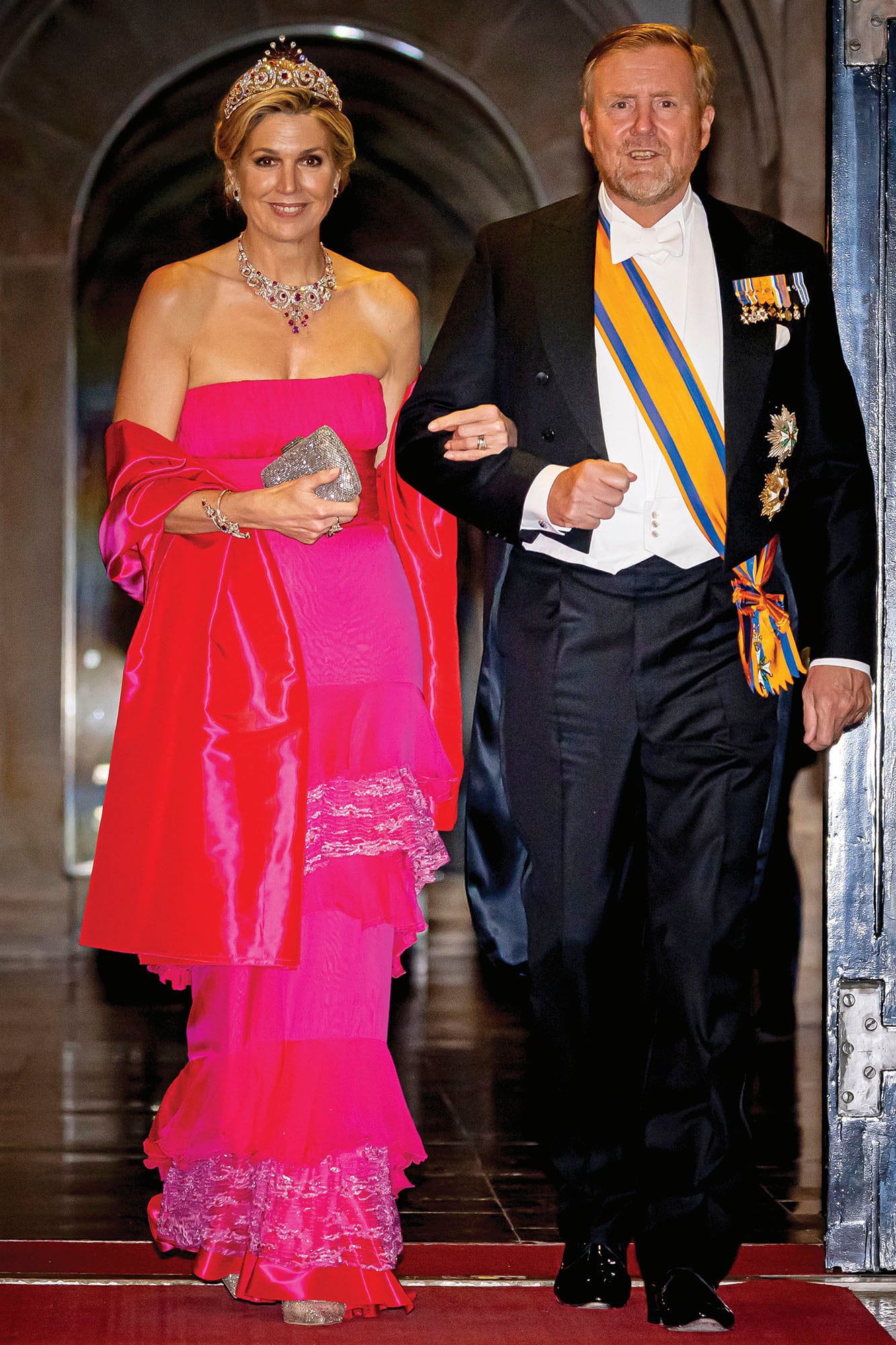 Del brazo del Rey, Máxima llega al Palacio Real de Ámsterdam para la gala con el cuerpo diplomático, espléndida con un vestido de Natan Couture que es una de las joyas de su vestidor desde 2007 y que, esta vez, lo complementó con zapatos Gianvito Rossi adornados con cristales
