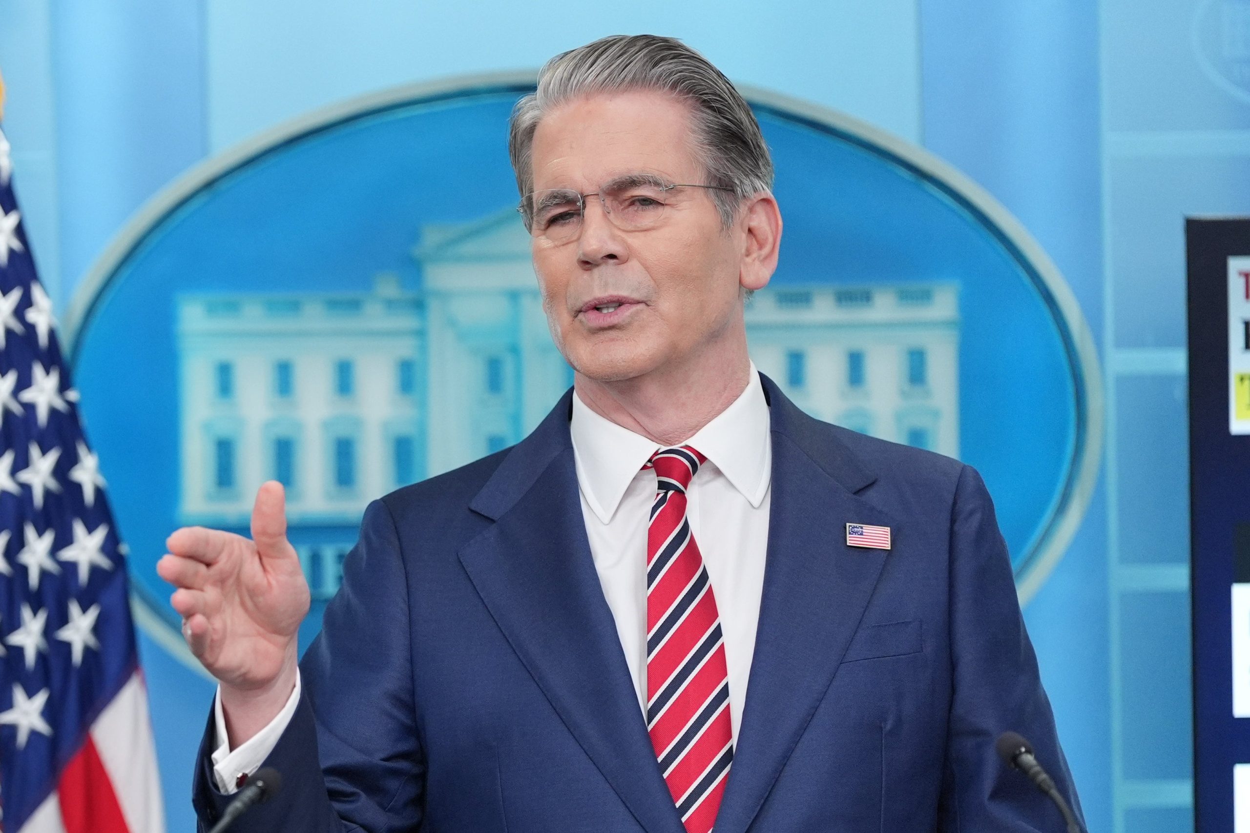 El secretario del Tesoro, Scott Bessent, habla con periodistas en la sala de prensa James Brady de la Casa Blanca, el 15 de abril de 2026, en Washington