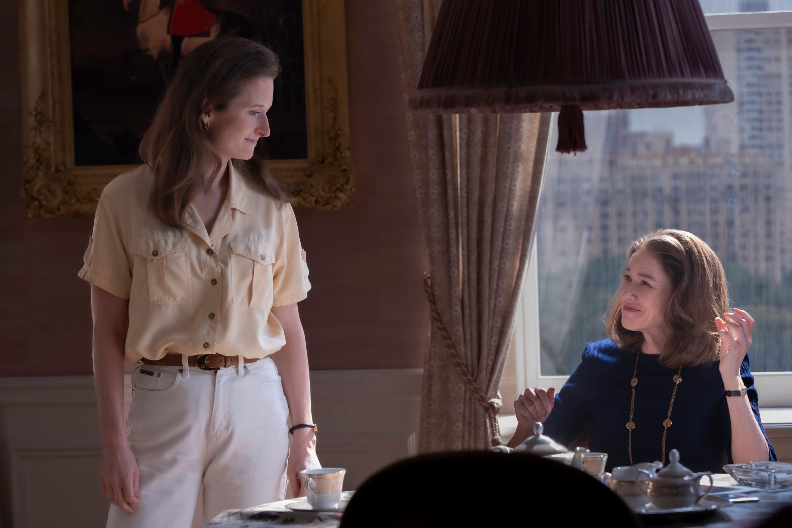 Grace Gummer como Caroline Kennedy y Naomi Watts como Jackie 