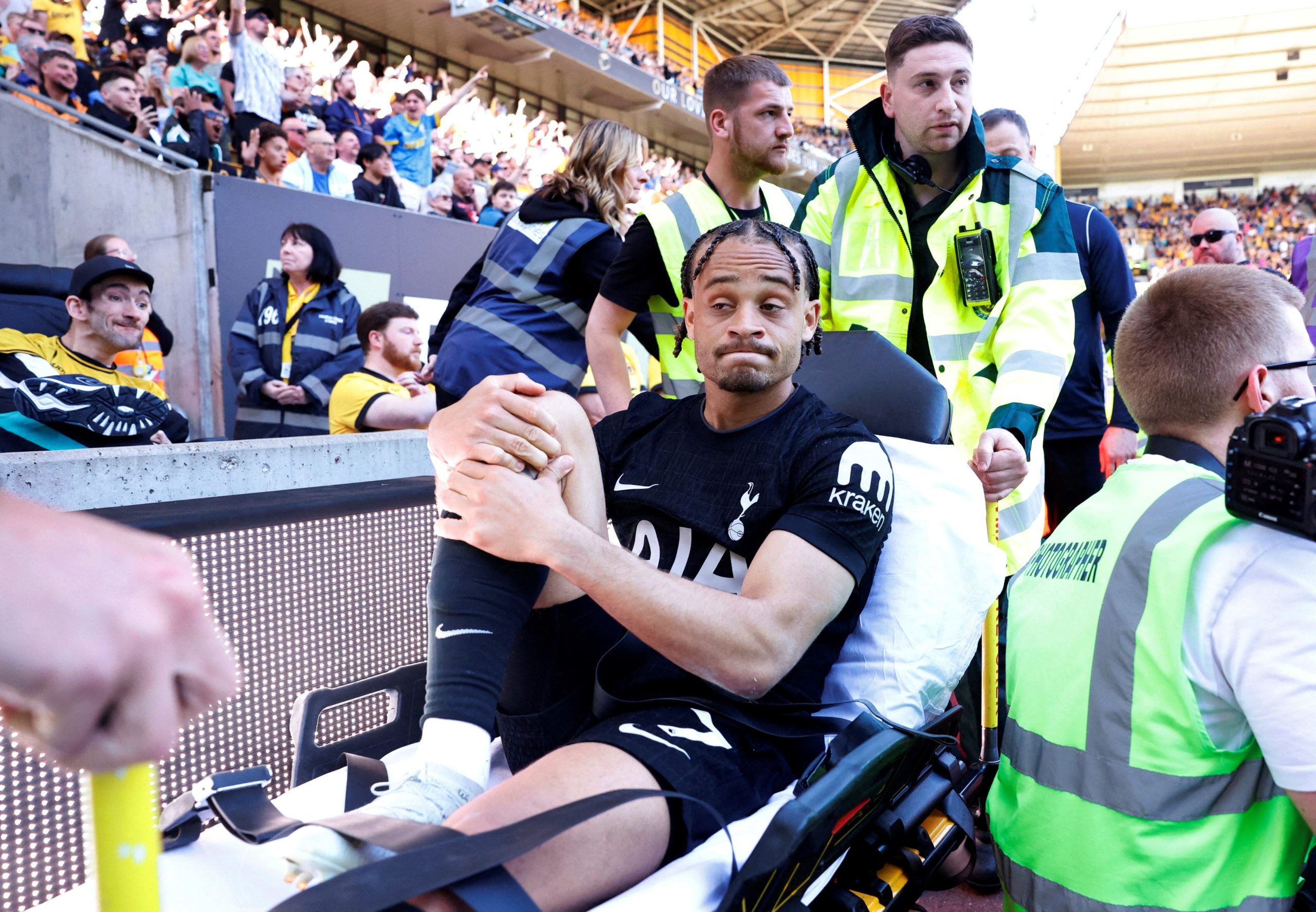 Así se retiraba Simons del campo de juego. (Foto: Reuters).