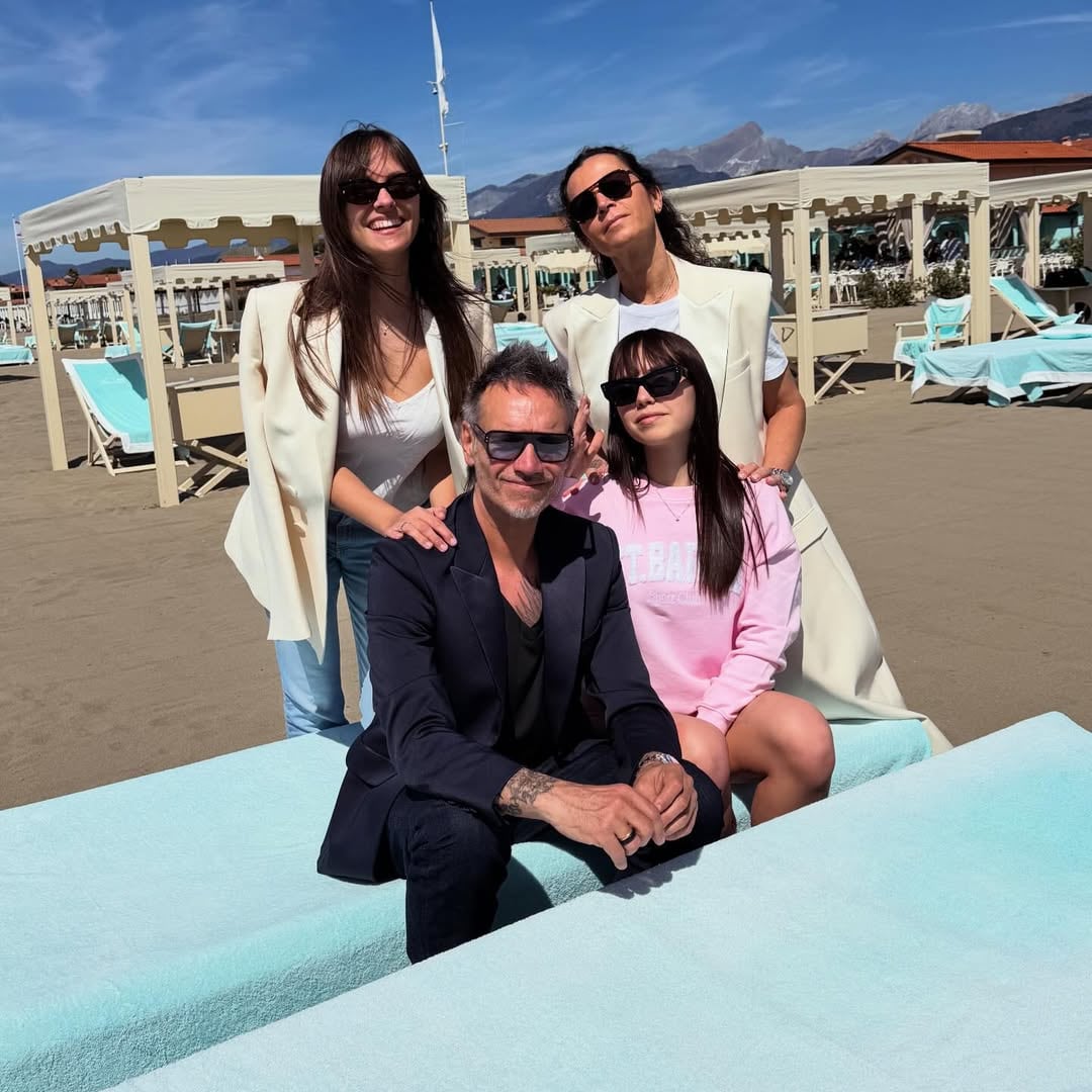 La familia de Filippo Neviani está compuesta por su esposa Patrizia, su hija Beatrice y su hijastra, Martina