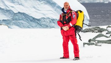 El “quijote polar”: fue oficial de la Armada, sintió el llamado antártico y hoy defiende el silencio urgente de pingüinos y ballenas