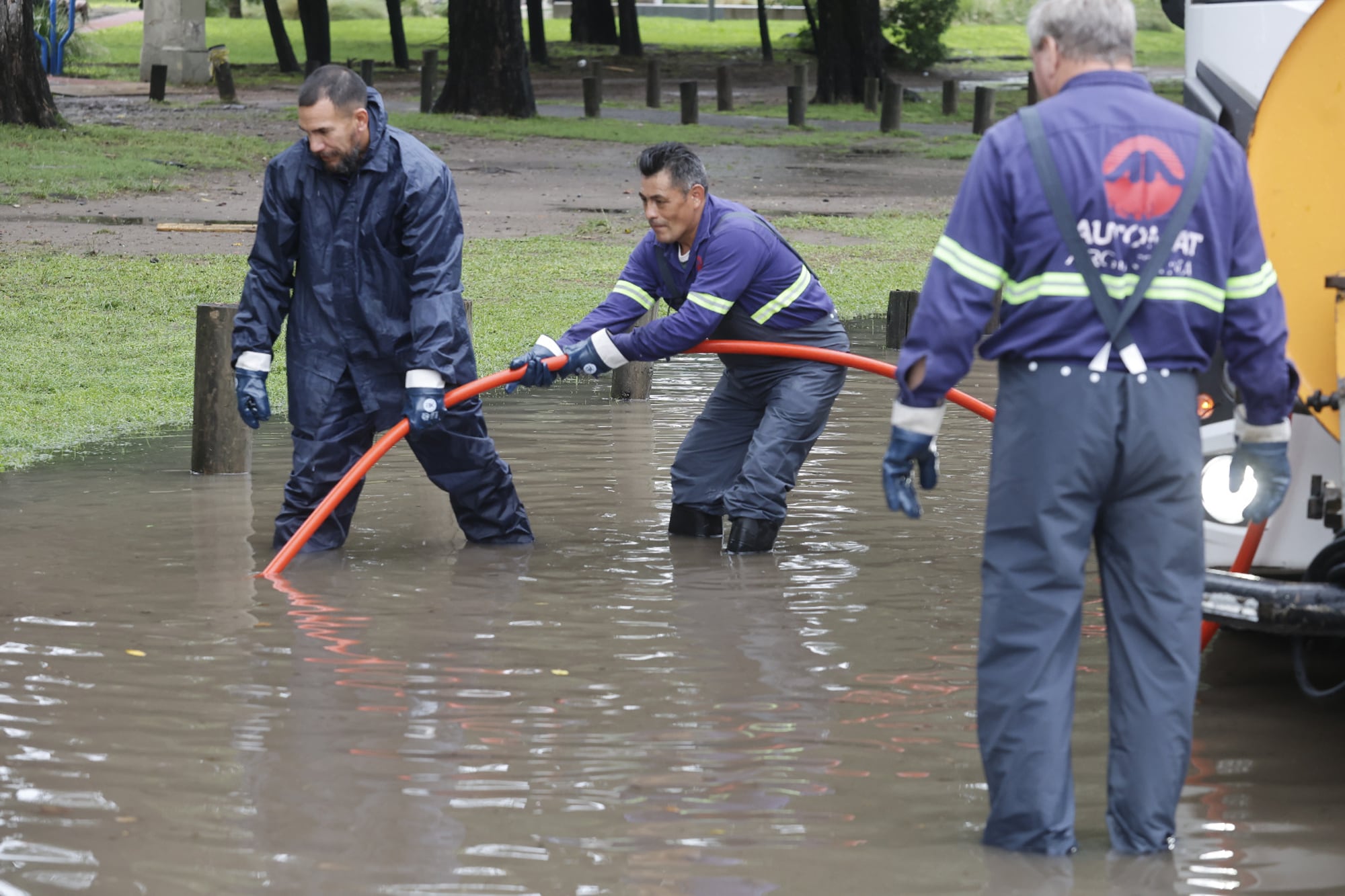 Operarios trabajaban en el cruce de las avenidas Dorrego y Figueroa Alcorta para drenar la zona totalmente anegada