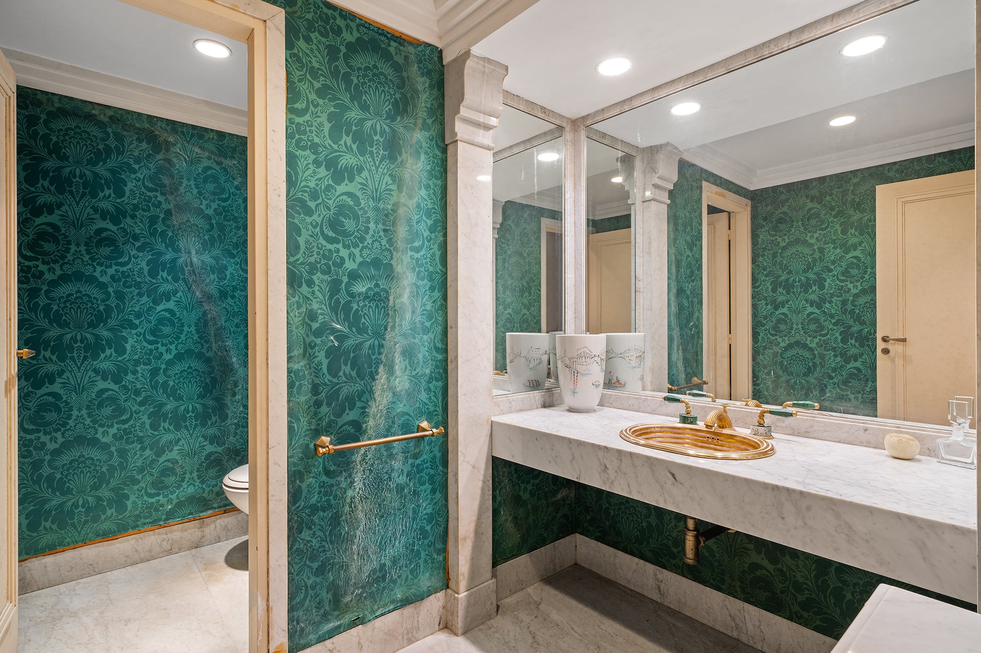 Este es uno de los baños que tiene la casa de la familia Macri en Barrio Parque