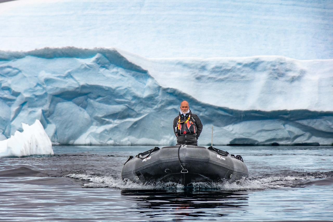 Al llegar al continente, el trabajo de Fernando cambia de escenario: guía desembarcos explicando cada sitio único, realiza navegaciones entre hielos y observa fauna en su hábitat natural.