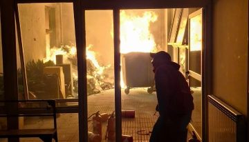 Se incendió el patio de la Facultad de Ciencias Sociales de la UBA: dos hombres fueron asistidos por el SAME