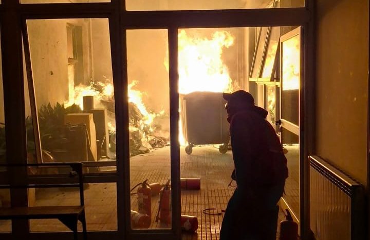 Se incendió el patio de la Facultad de Ciencias Sociales de la UBA: dos hombres fueron asistidos por el SAME