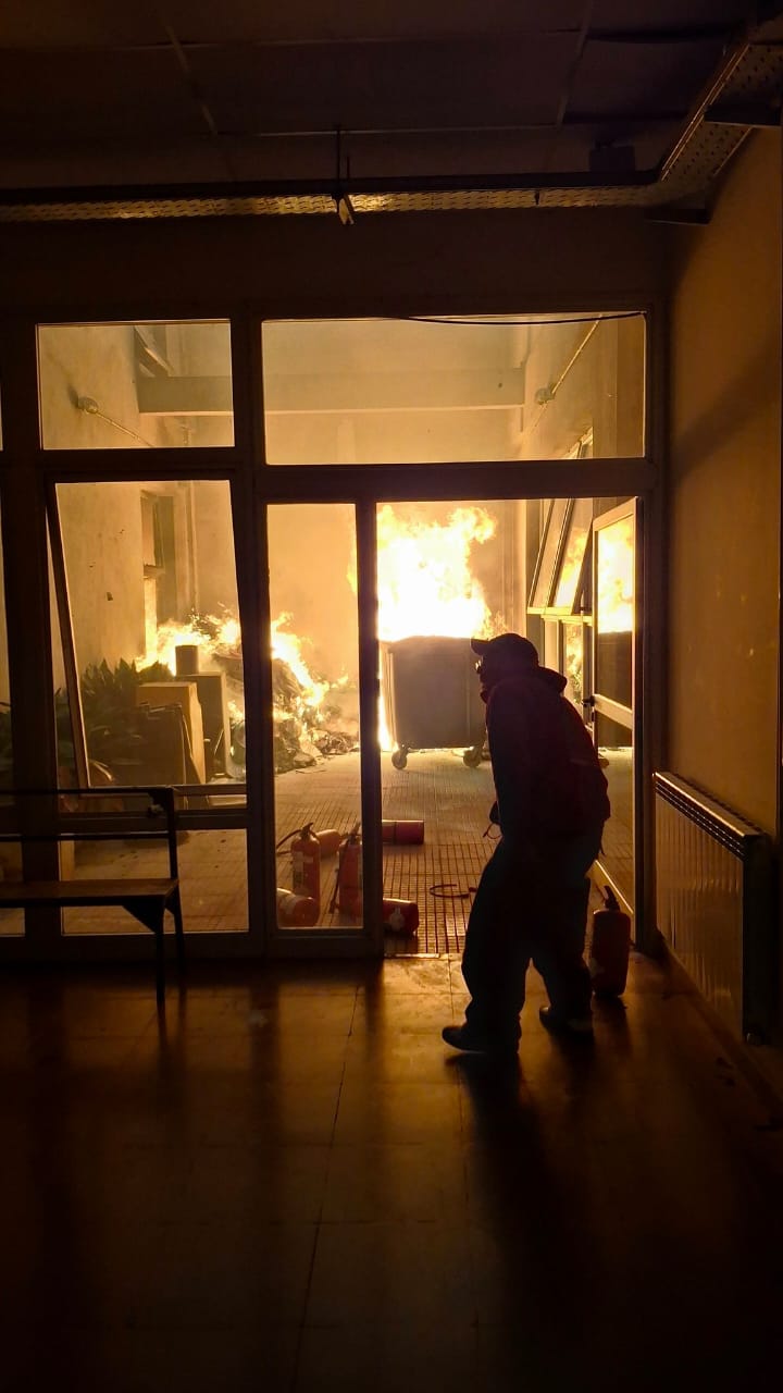 El incendio se desató dentro de dos contenedores de residuos en el patio interno de la Facultad de Sociales. (Foto: X @roomarin4)