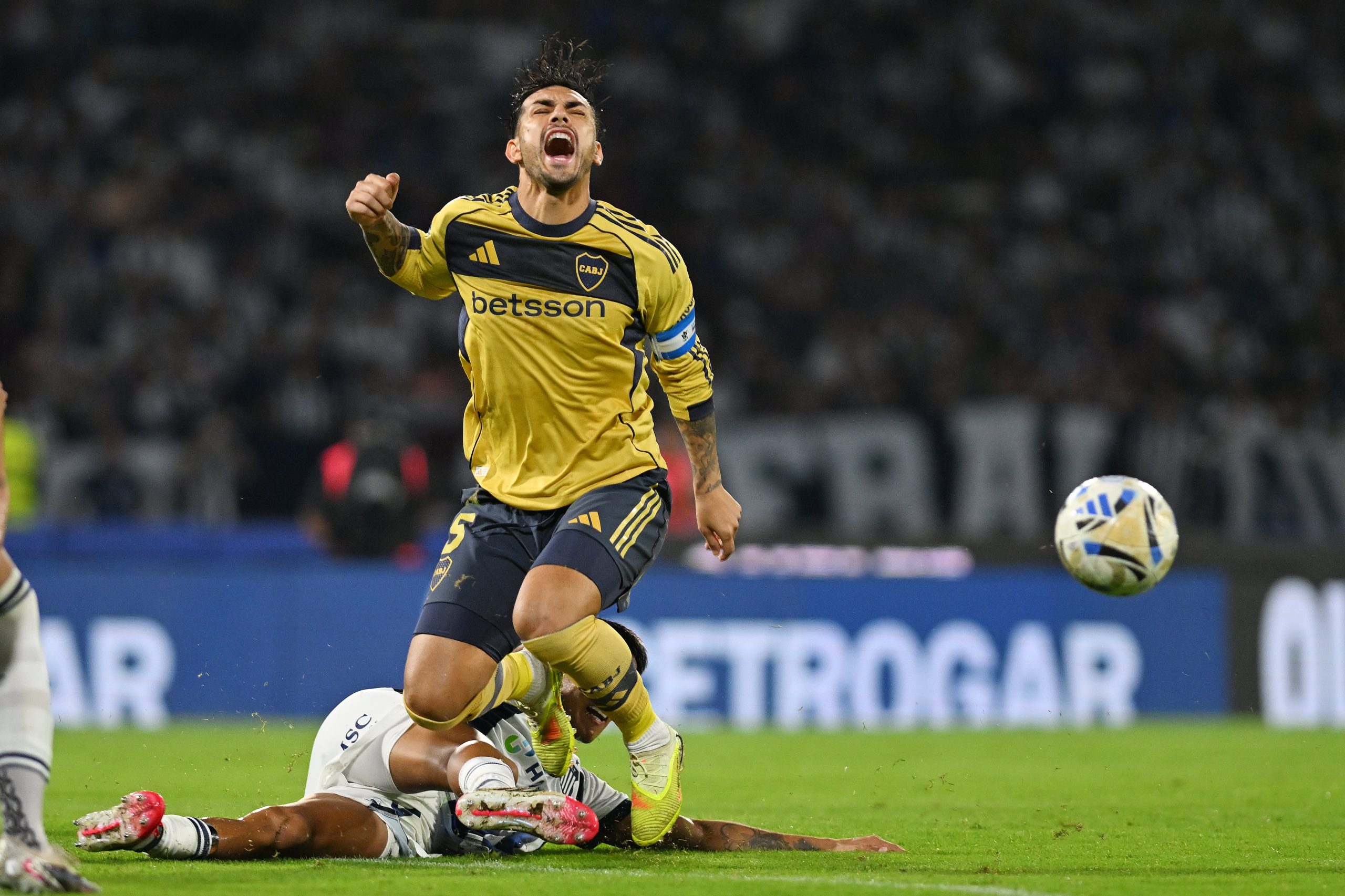 Leandro Paredes ingresó en el complemento, aportó orden y recibió la quinta amarilla: llega limpio al clásico ante River.