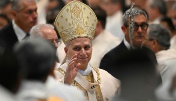 Vuelta a la tradición: León XIV le lavó los pies a 12 curas y llamó a los católicos a servir a los oprimidos