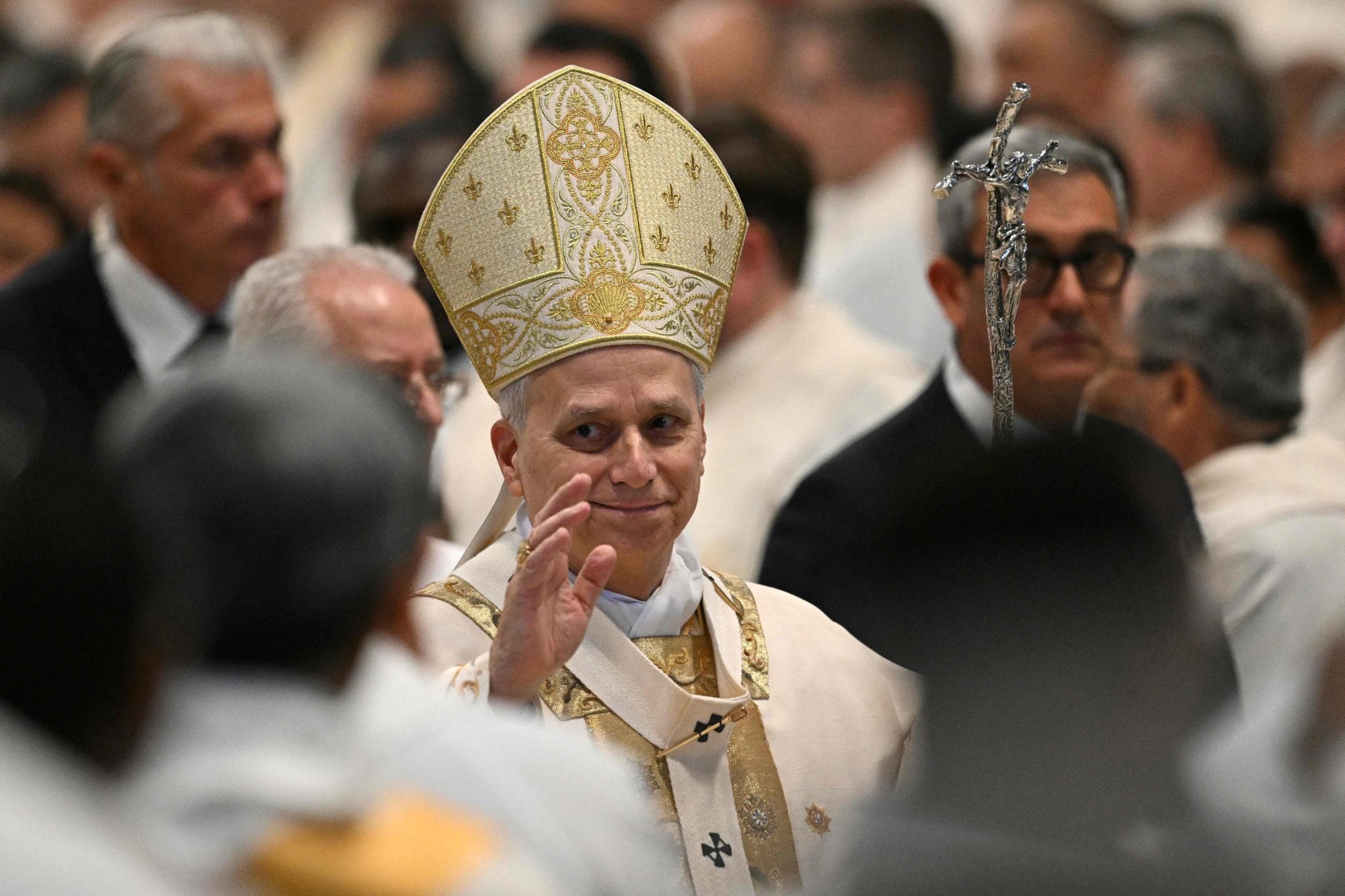 León XIV se despide de los fieles tras finalizar la Misa Crismal en San Juan de Letrán, duarnte el inicio de su primera Semana Santa al frente de la Iglesia Católica