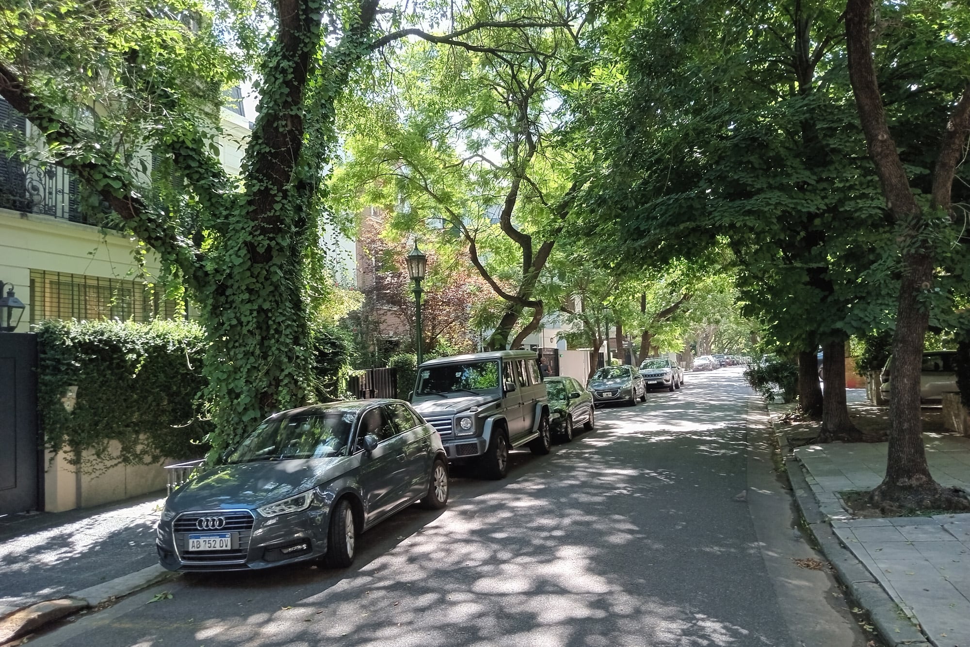 Las garitas de seguridad y el bajo perfil siguen marcando el ritmo cotidiano del barrio