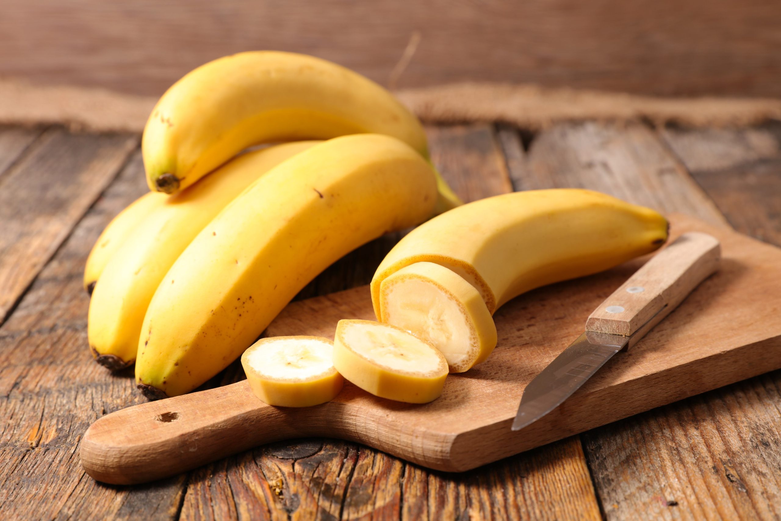 La banana fue modificada por los humanos y ahora contiene más azúcar y menos fibra. (Foto: Adobe Stock)