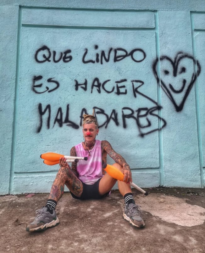Gastón durante su etapa ya post fútbol y más bien dedicado al arte callejero