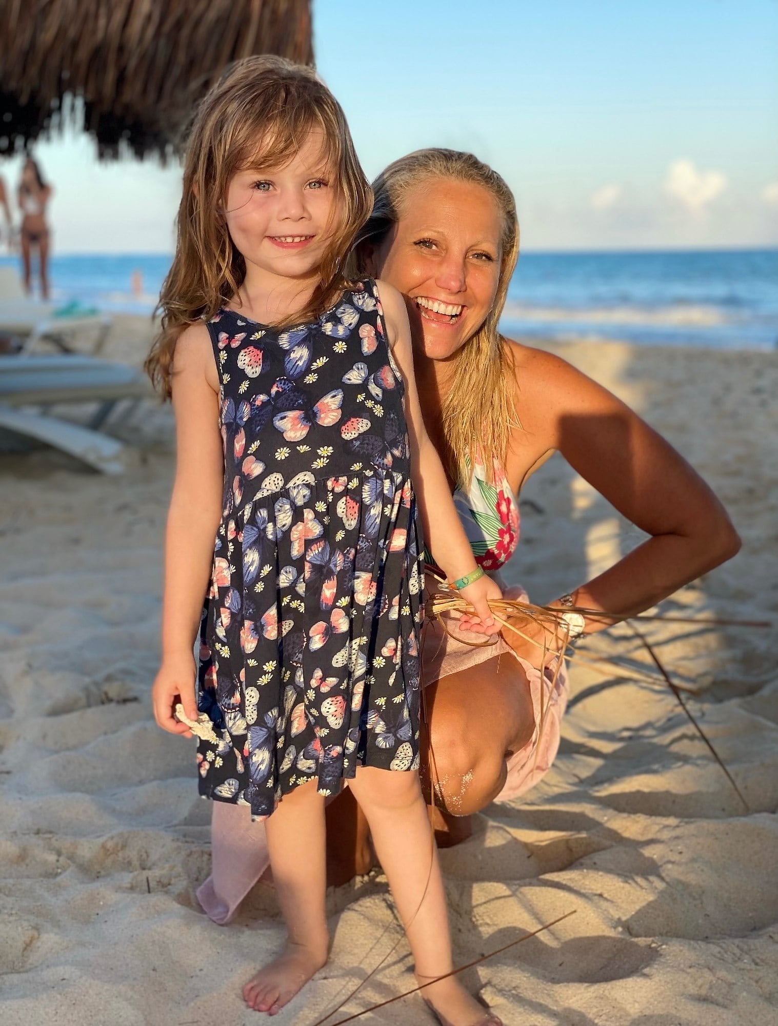 La cantante y actriz Laura Tuny junto a su hija, unos años atrás