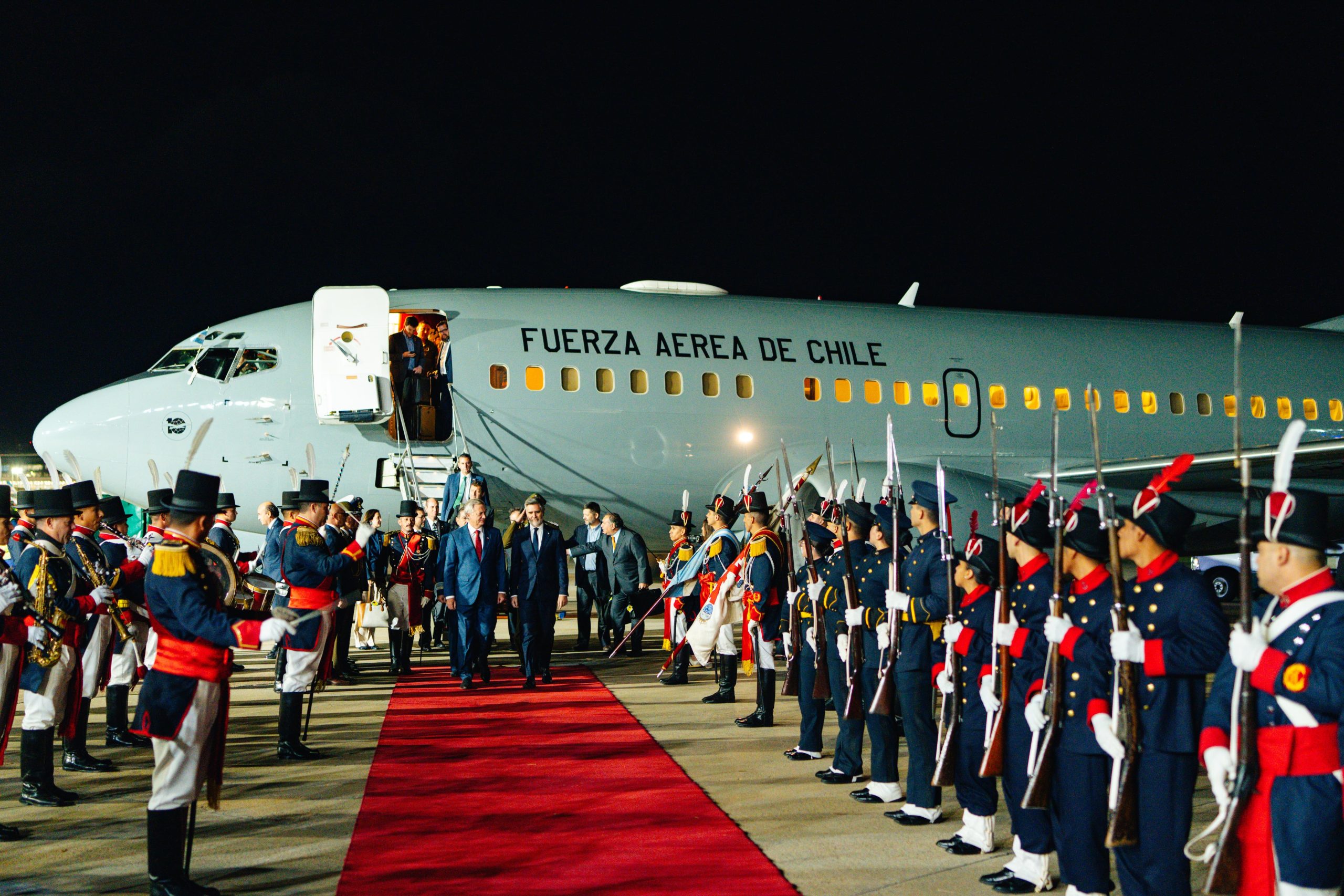 José Antonio Kast fue recibido con honores en su arribo a la Argentina, donde lo recibió el Secretario de Relaciones Económicas Internacionales, embajador Fernando Brun