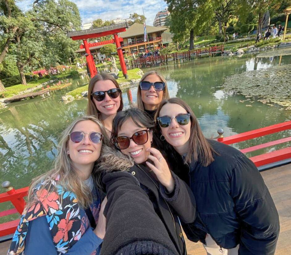 Miabi con sus amigas en el Jardín Japonés de Buenos Aires