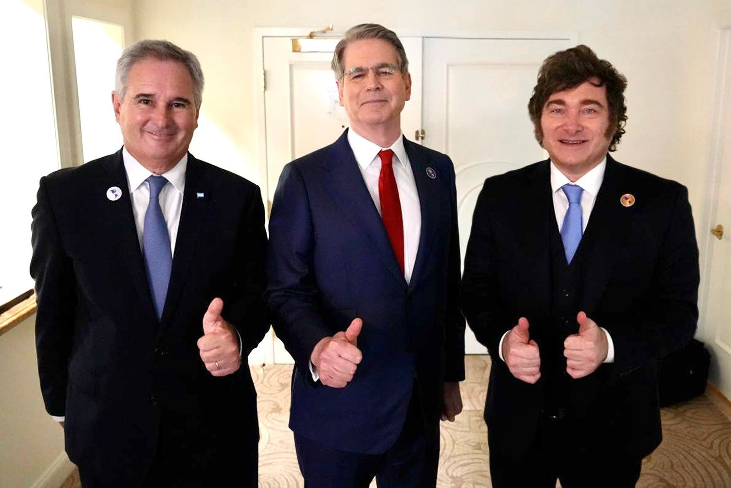 El canciller de la República Argentina, Pablo Quirno, el secretario del Tesoro de los Estados Unidos, Scott Bessent, y el presidente argentino Javier Milei