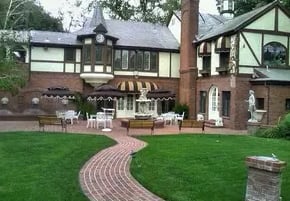 Hayvenhurst, la mansión de la familia Jackson. Está ubicada en Encino, un barrio de Los Ángeles, en California. Allí crecieron y vivieron varios de los hermanos Jackson, incluidos Michael y Janet Jackson