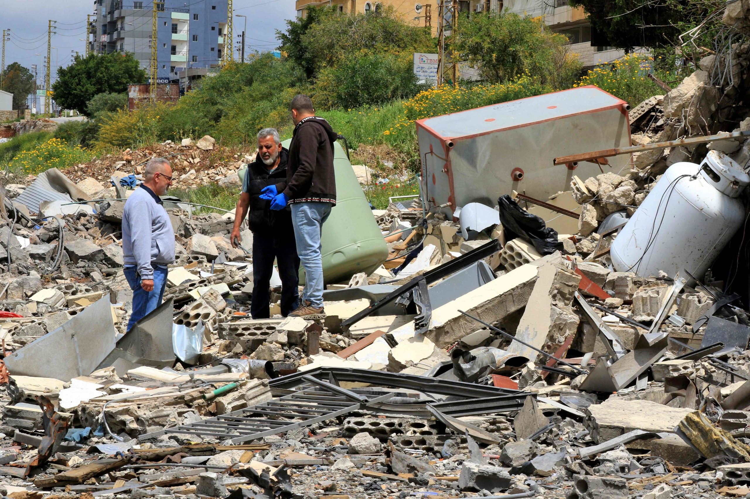 Los ataques israelíes en el sur del Líbano continúan mientras las fuerzas israelíes y Hezbollah se acusan mutuamente de violar el alto el fuego
