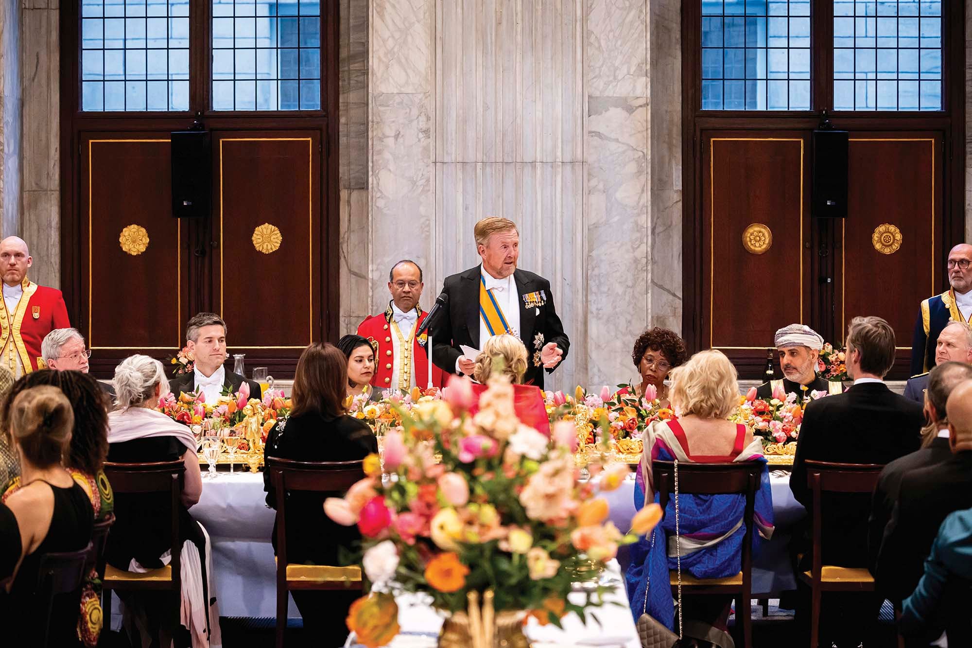 El momento en el que el rey Guillermo Alejandro da su discurso frente a ciento cuarenta invitados