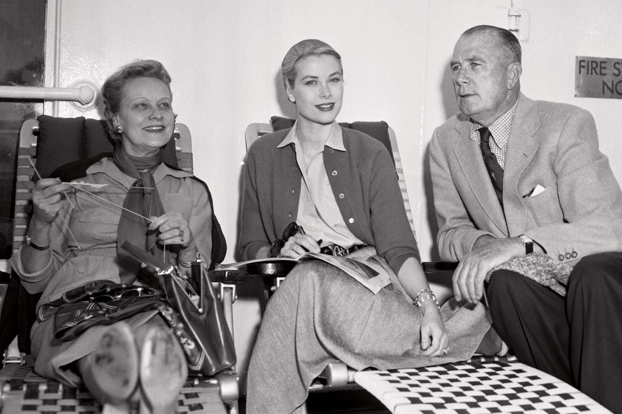 La actriz, acompañada por sus padres, John y Margaret, a bordo del trasatlántico que la llevaría a Mónaco para convertirse en princesa