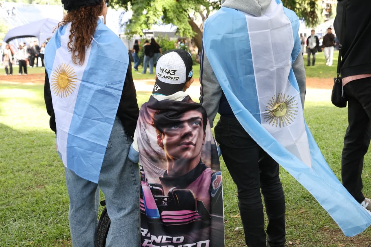 Miles de personas ya esperan por Colapinto.